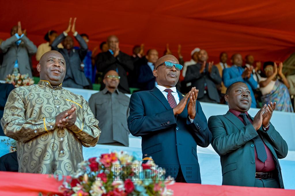 KwaNtare's tweet photo. Umukuru w'Igihugu Nyenicubahiro @GeneralNeva yashikirije icese ku kibuga Agasaka Buramatari mushasha wa @PButanyerera, Gn Bde Vigitori Segasago na Musitanteri mushasha wa #Ngozi, Dominiko Ndikuryayo imbere y'abenegihugu isinzi bo muri iyo ntara bari  kuri ico kibuga. https://t.co/KaRjz3Unoq