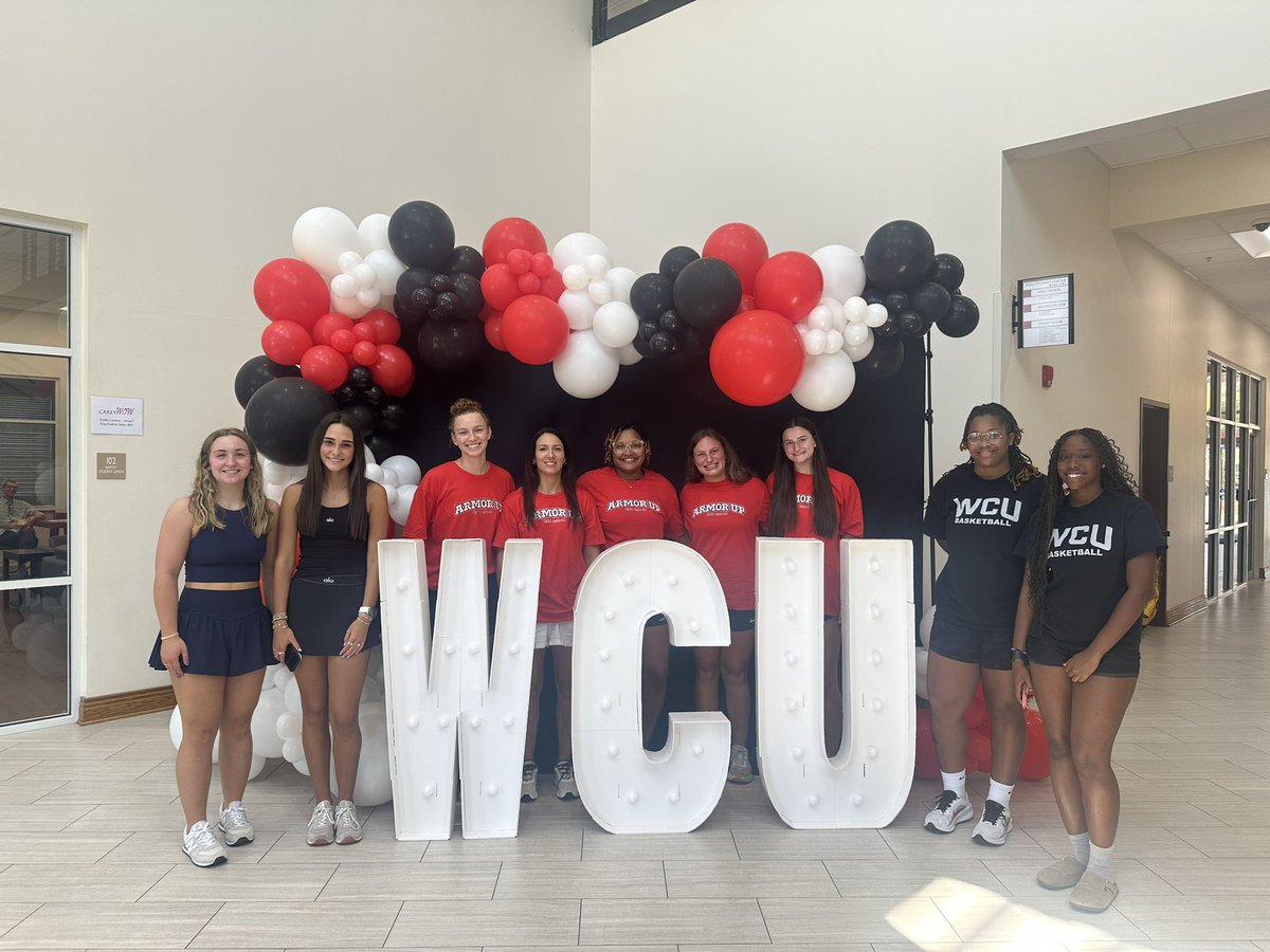 Exciting day! Freshman moved in to kick off Carey WOW and teammates showed up to serve!! ❤️🖤