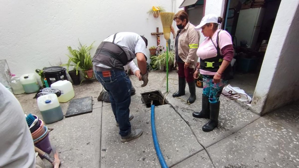 evelyn_parraA's tweet photo. 💧🤝 Continuamos apoyando a nuestras vecinas y vecinos afectados por las fuertes lluvias. Nuestro personal de la alcaldía trabaja en el lavado de cisternas para prevenir riesgos y garantizar agua limpia en los hogares. 🌧🏠 #VCTrabaja #ApoyoALaComunidad #LluviasCDMX https://t.co/dYKAme2AK5