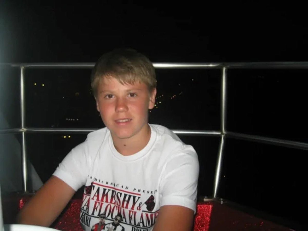 maria_avdv's tweet image. Bohdan Kovalchuk spent 9 years in Russian captivity. He was 17 in 2016 when they caught him trying to reach his grandmother from an occupied town.
Today he’s finally home with 83 others freed, both military and civilians.

Every “territory” you’d give up holds lives like theirs.