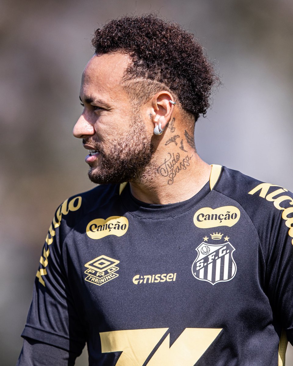 Neymar promoveu um churrasco com todas as pessoas que trabalham no CT Rei Pelé.

Cerca de 80 pessoas marcaram presença. A lista de convidados incluía jogadores, comissão técnica, fisioterapeutas, roupeiros, seguranças e etc.

O evento começou no início da noite de terça-feira e