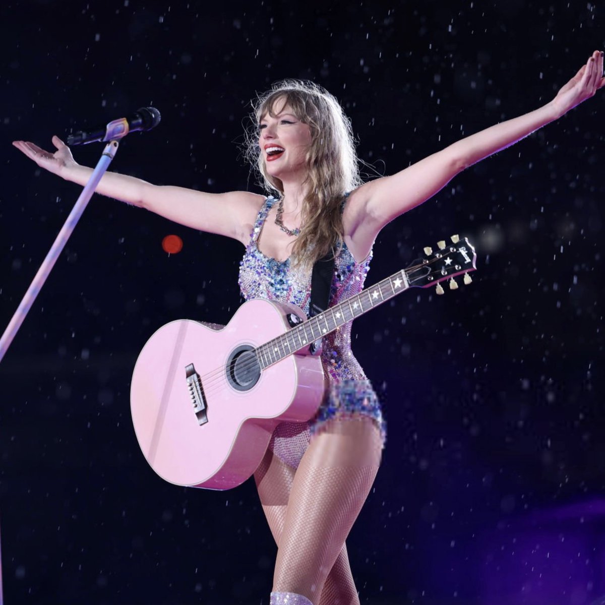 updateswiftbr's tweet photo. Segundo o jornalista Eduardo Reis, Todo Mundo no Rio tem interesse em trazer Taylor Swift para Copacabana, mas os patrocinadores do evento temem o excesso de público e o engajamento grandioso dos fãs.

Válido ressaltar que o interesse é da produção do evento e o jornalista NEGA que estejam em contato com Swift.