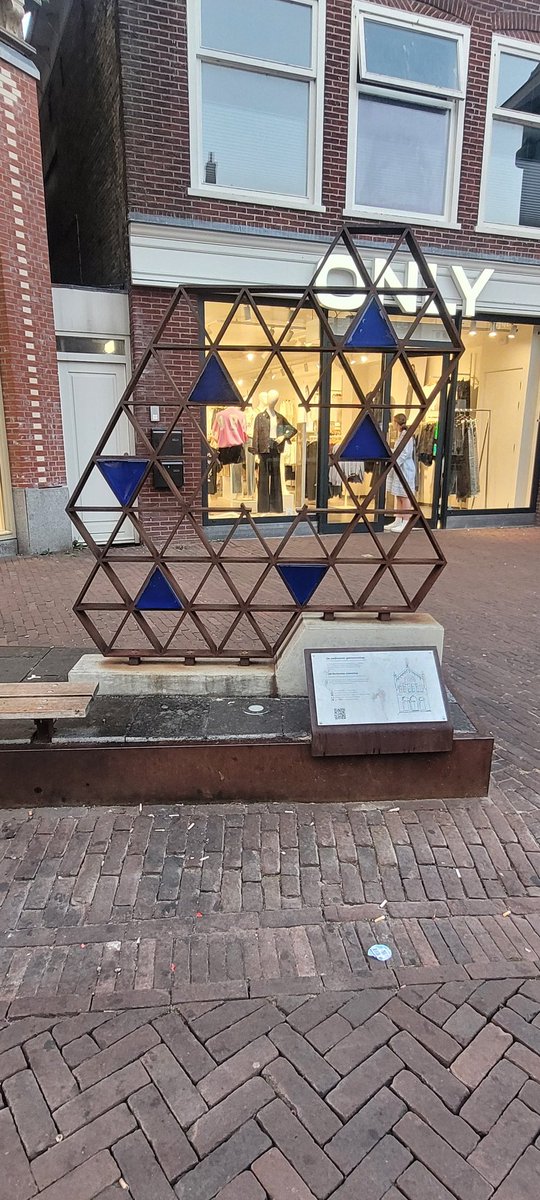 Monument in Sneek ter nagedachtenis aan de Joodse gemeenschap die na WO2 te klein was geworden om de synagoge te herbouwen. Het Joodse volk verdient onze steun !