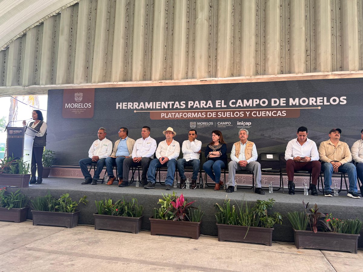 uaemorelos's tweet photo. En representación de la rectora de la #UAEM, Gerardo Gama Hernández, secretario de Extensión Universitaria, y Luis Larracilla Jiménez, encargado de la FCA, participaron en la presentación de las Plataformas de Suelos y Cuencas en el #INIFAP Zacatepec. #Morelos #Agricultura https://t.co/5kcmgH6AKE