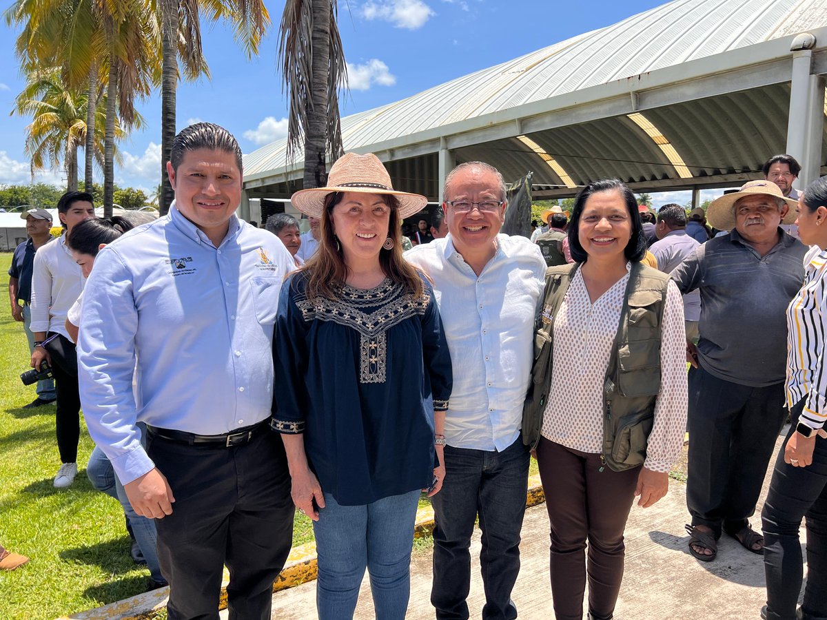 uaemorelos's tweet photo. En representación de la rectora de la #UAEM, Gerardo Gama Hernández, secretario de Extensión Universitaria, y Luis Larracilla Jiménez, encargado de la FCA, participaron en la presentación de las Plataformas de Suelos y Cuencas en el #INIFAP Zacatepec. #Morelos #Agricultura https://t.co/5kcmgH6AKE