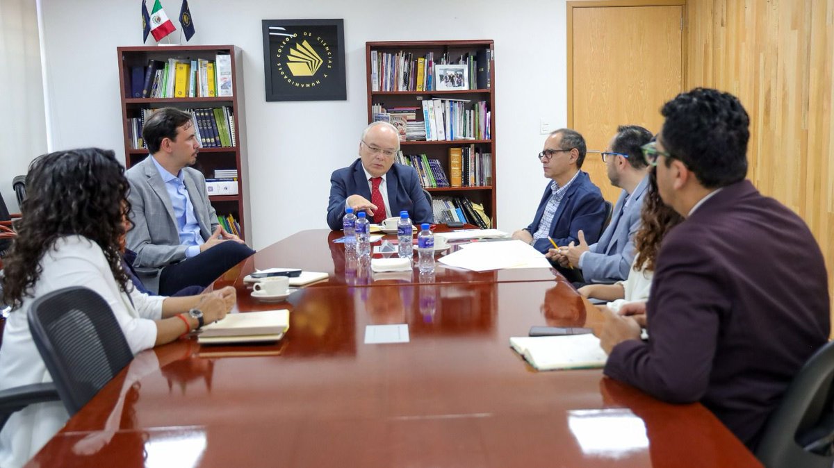 Hoy nos reunimos con <a href="/Benja_Barajas/">Benjamín Barajas</a>, Director General del <a href="/CCHUNAM/">CCH UNAM</a>, para trabajar junto con el <a href="/iecm/">IECM</a> en proyectos que fortalezcan la formación cívica y democrática de las y los jóvenes. 🤝📚 #EducaciónCívica #Democracia