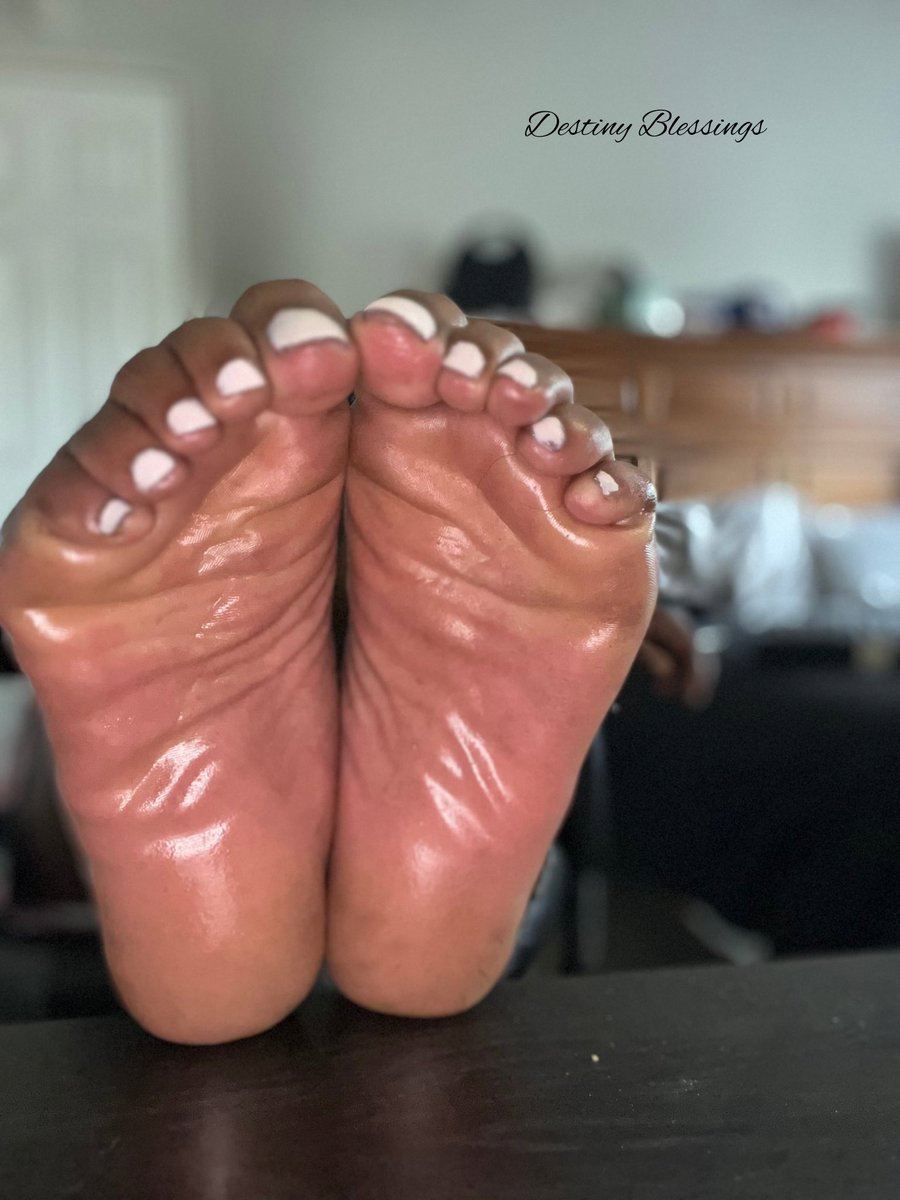 DestinyBle90278's tweet photo. Do you like my oily feet 👣 https://t.co/rXsDVJntwr