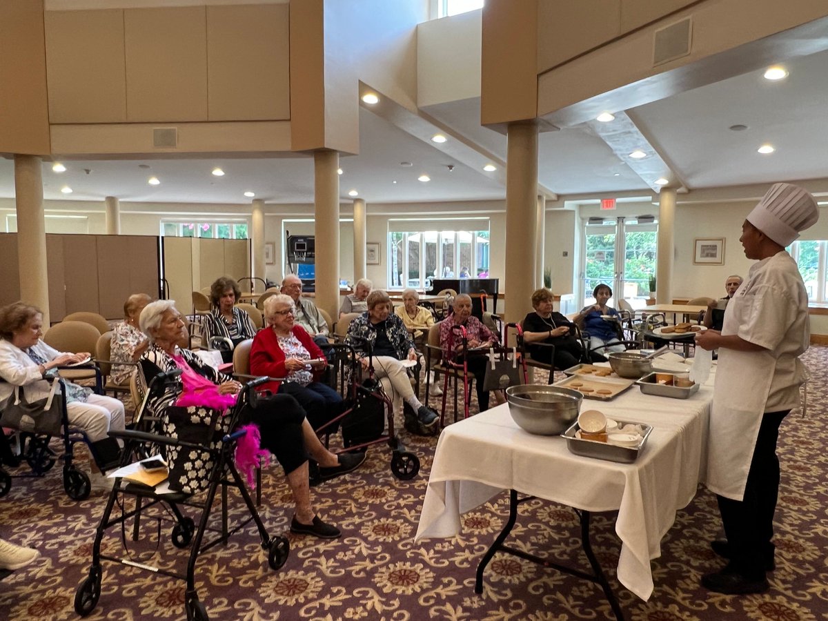 GurwinJewish's tweet image. 🍪 Another fabulous cooking demo with Chef Genevieve! Our Gurwin Assisted Living residents watched, learned and laughed along. Best part? Everyone got to taste the warm, fresh-baked treats!

#BakingFun #LifeAtItsSweetest #Gurwin #assistedliving #Commack #CommunityJoy