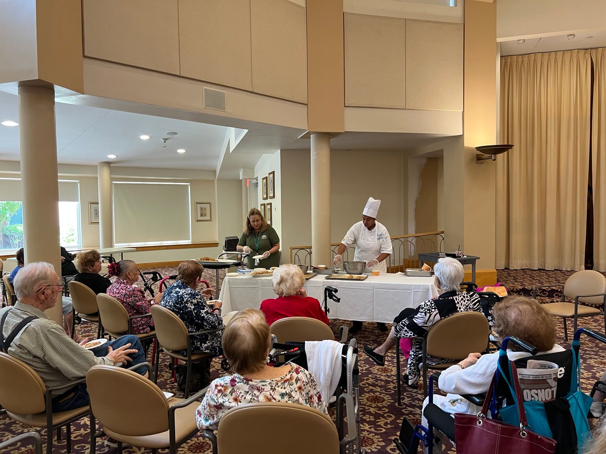 GurwinJewish's tweet image. 🍪 Another fabulous cooking demo with Chef Genevieve! Our Gurwin Assisted Living residents watched, learned and laughed along. Best part? Everyone got to taste the warm, fresh-baked treats!

#BakingFun #LifeAtItsSweetest #Gurwin #assistedliving #Commack #CommunityJoy