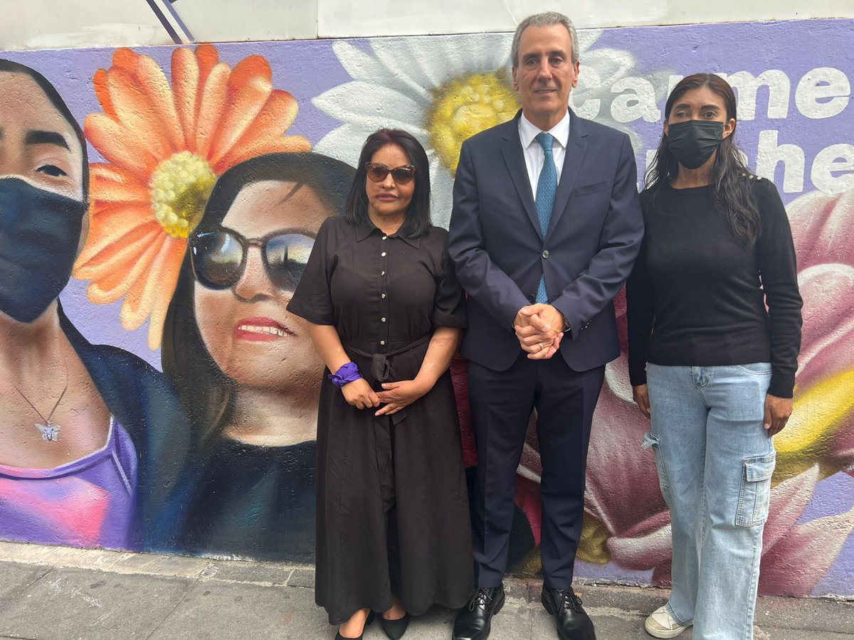 CarmenAnchez's tweet photo. Hace unos días reinauguramos un mural para darle visibilidad a algunas de las historias y luchas de mujeres sobrevivientes de violencia ácida.
Como defensora de derechos humanos de sobrevivientes espero que esto no se quede en un mural, sino que se traduzca en acciones concretas+ https://t.co/9yZ47LUAXX