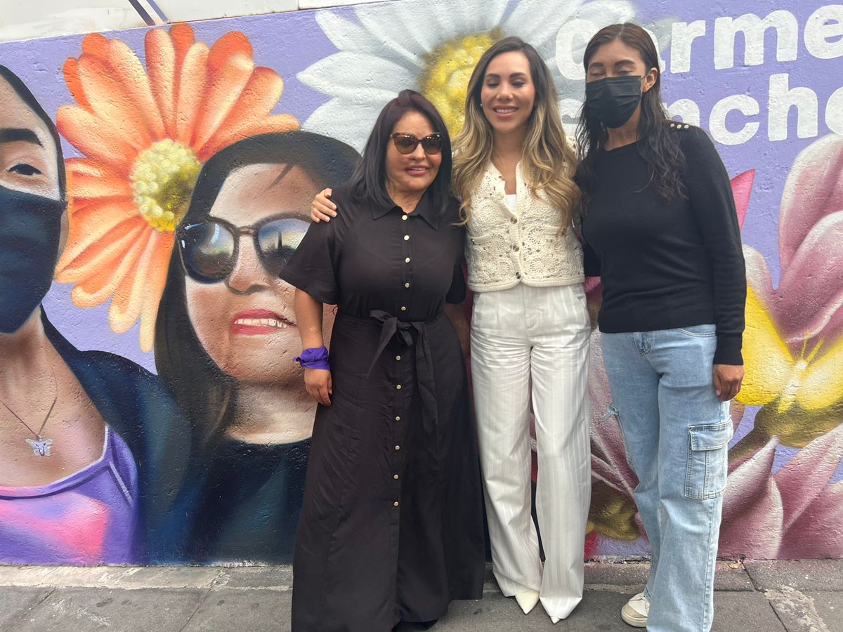 CarmenAnchez's tweet photo. Hace unos días reinauguramos un mural para darle visibilidad a algunas de las historias y luchas de mujeres sobrevivientes de violencia ácida.
Como defensora de derechos humanos de sobrevivientes espero que esto no se quede en un mural, sino que se traduzca en acciones concretas+ https://t.co/9yZ47LUAXX