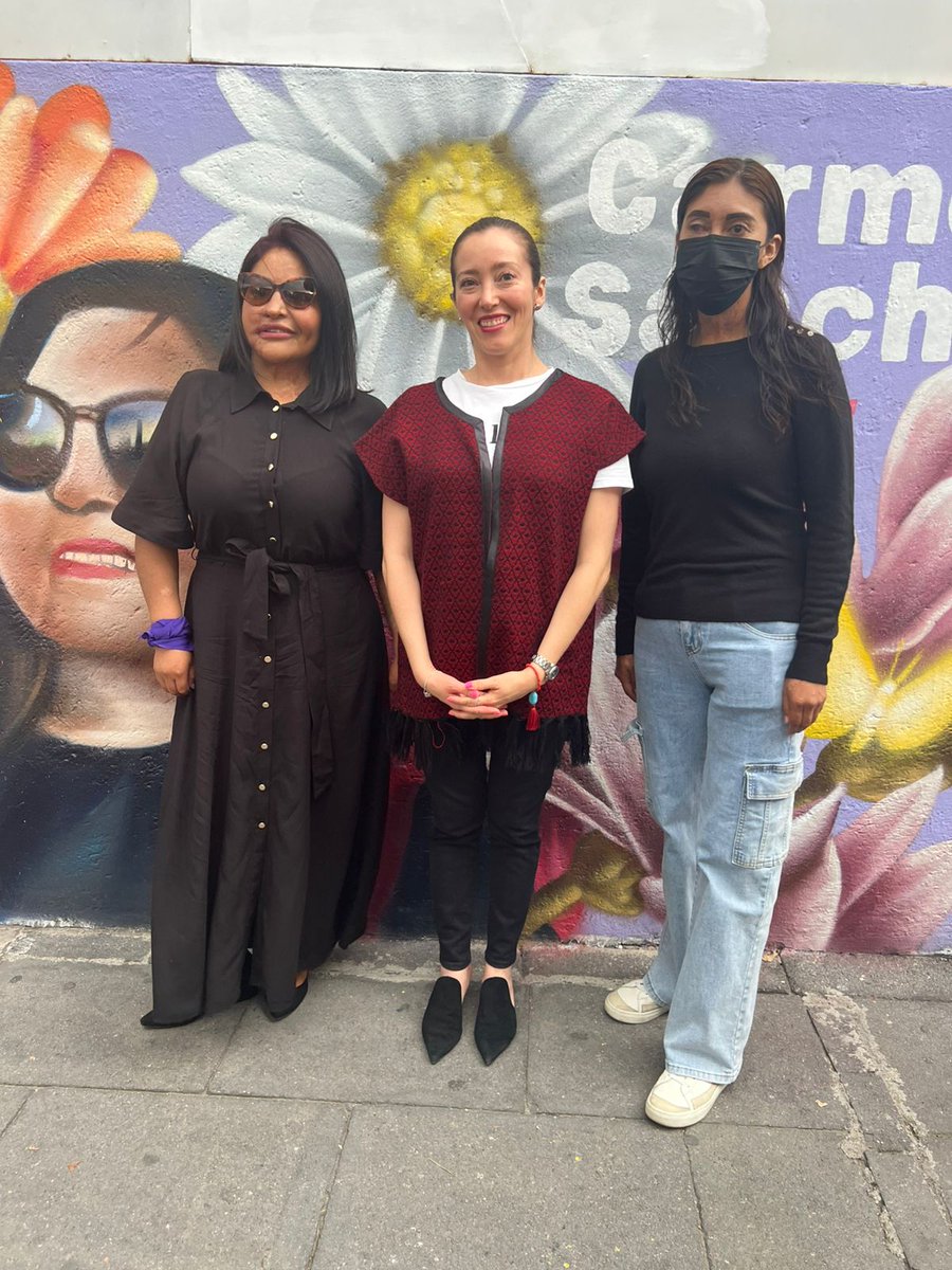CarmenAnchez's tweet photo. Hace unos días reinauguramos un mural para darle visibilidad a algunas de las historias y luchas de mujeres sobrevivientes de violencia ácida.
Como defensora de derechos humanos de sobrevivientes espero que esto no se quede en un mural, sino que se traduzca en acciones concretas+ https://t.co/9yZ47LUAXX