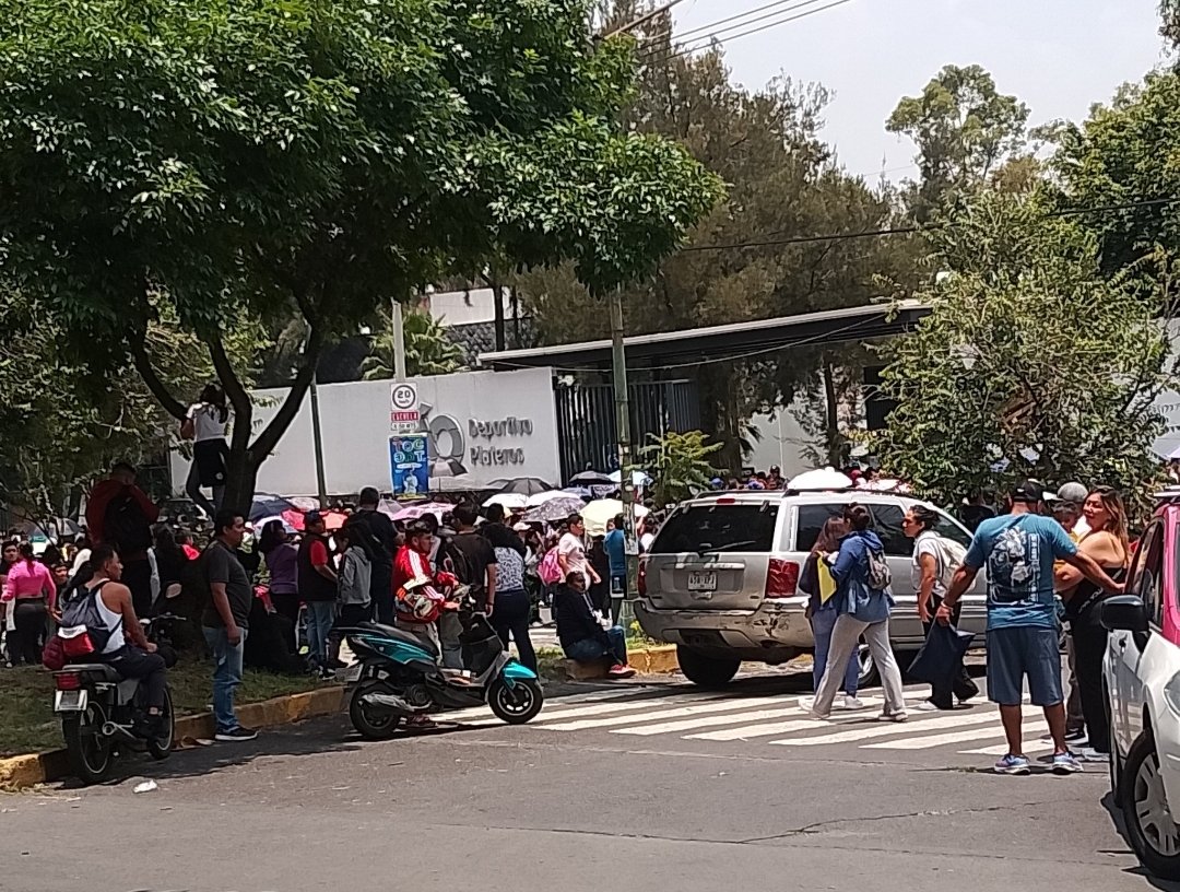 YanS05679085520's tweet photo. @AlcaldiaAO Bnas tardes; pueden enviar apoyo víal hay caos vehicular alrededor del @Deportivo Plateros  mañana será lo mismo; gracias! @C5_CDMX
@isidrocorro 14/08/25
2:47pm https://t.co/RuaXhCHHKx