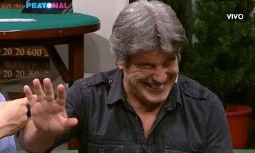 Estábamos frenados en el semáforo y dos flacos en dos motos se pusieron a tirar cortes entre sí, uno hacía ruido, el otro como que “respondía”, hicieron un quilombo terrible y mi marido dice “mira, se están comunicando. Se deben querer aparear”