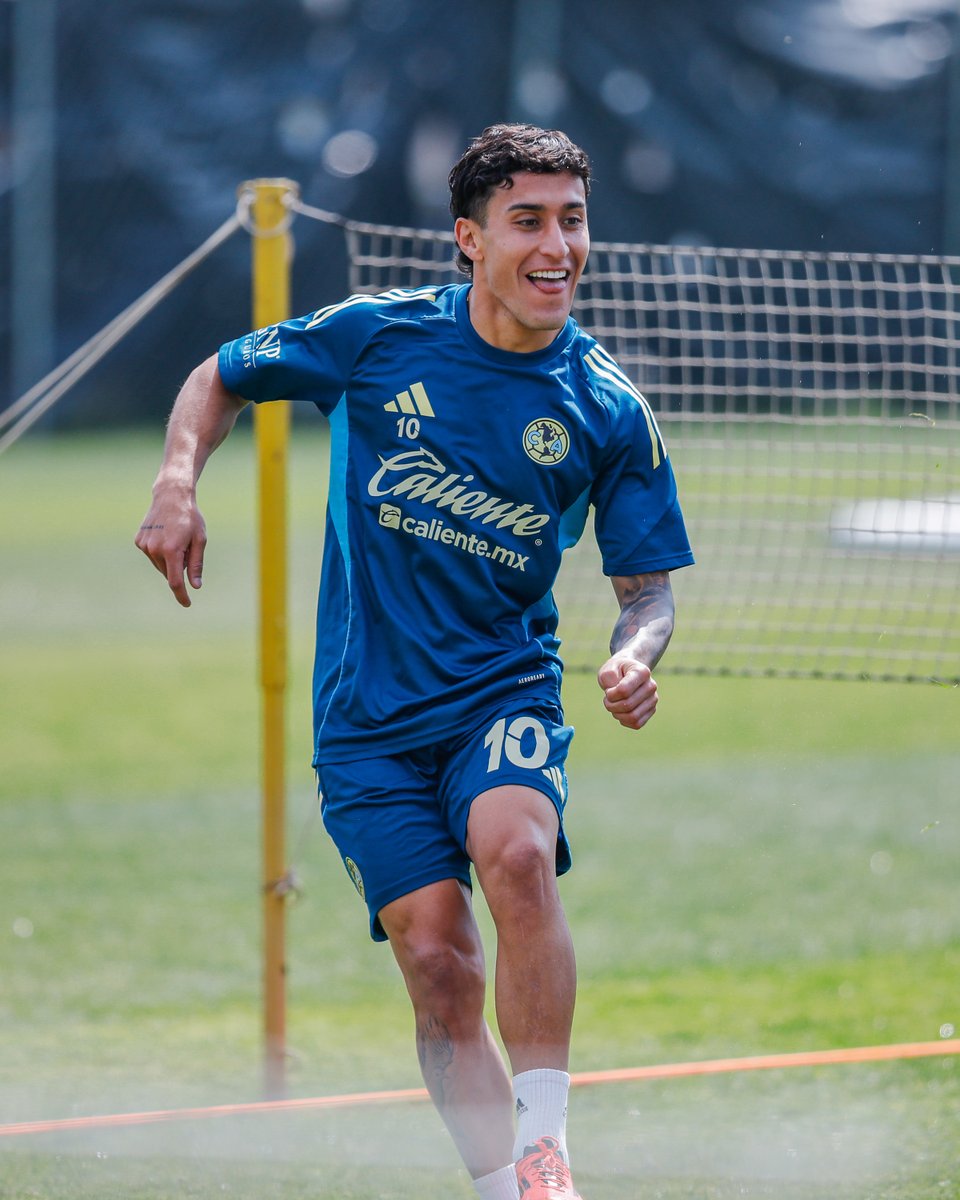 ClubAmerica's tweet photo. Siempre con la mejor actitud 😁🔝 https://t.co/Y4dEfEfFik