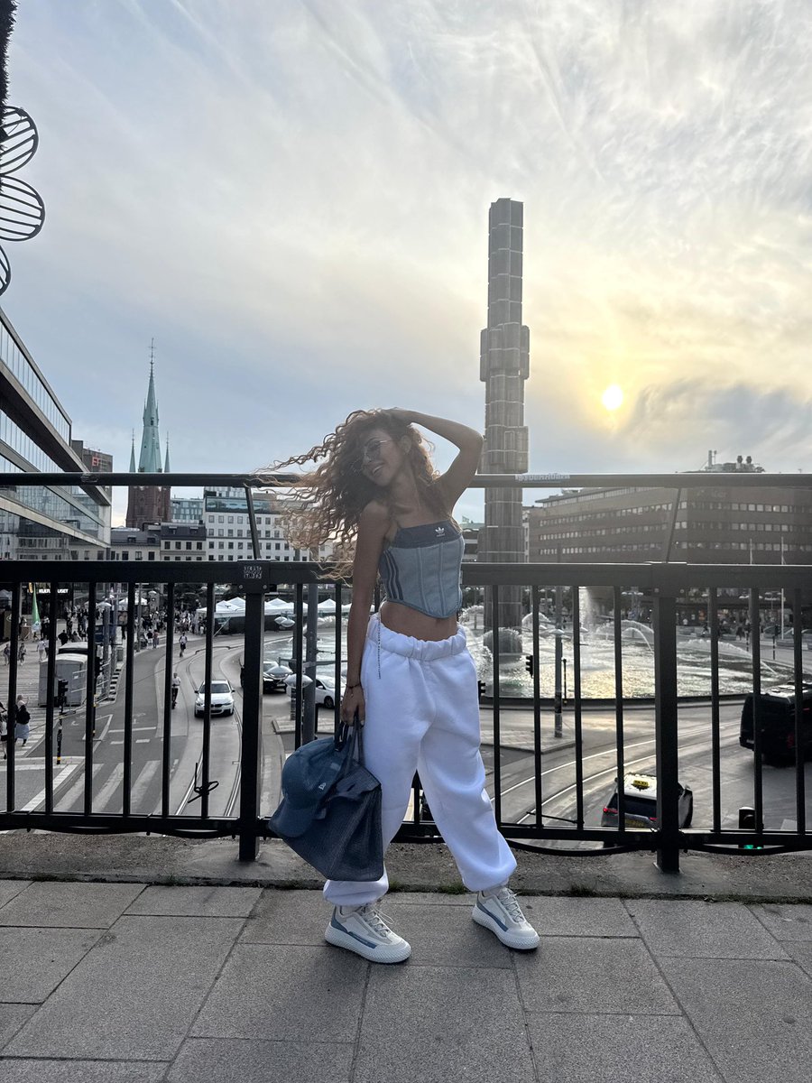 TheMyriamPower's tweet photo. Our international star, the first Arab international star in Stockholm, stuns in her first look in Stockholm 💙✨
#myriamfares #queenofstage #ميريام_فارس #ملكة_المسرح https://t.co/b3wrWeOvzS