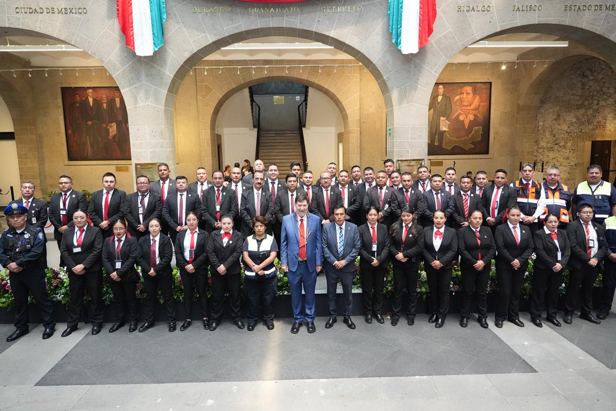 Con el personal de Resguardo del ⁦<a href="/senadomexicano/">Senado de México</a>⁩ al término de mi informe.