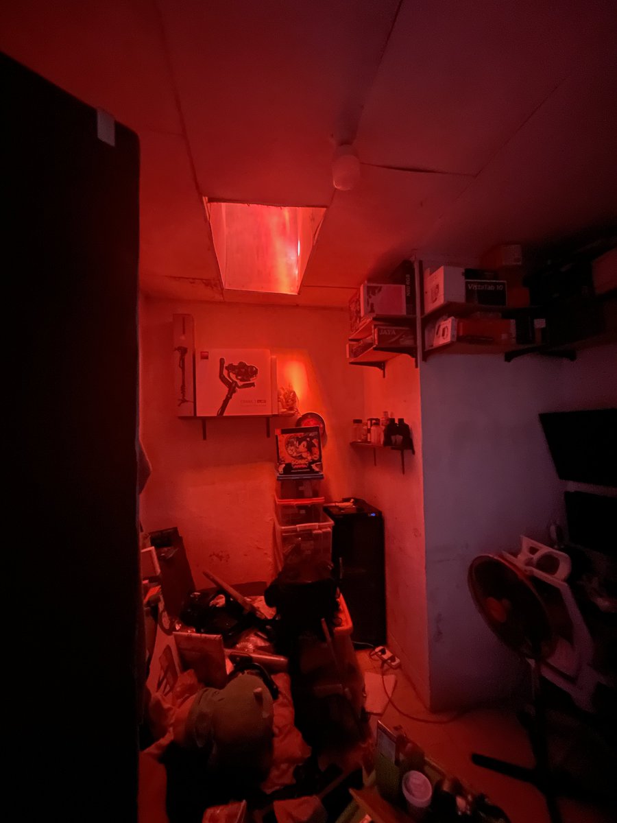 coconekos's tweet image. Akhirnya harus balik lagi kerja di ruang game… yang sekarang lagi berantakan dan panasnya kaya neraka wkwkwk

Literally kalau siang2 lampu dimatiin :