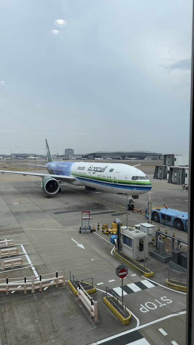N25_11's tweet photo. @Saudi_Airlines يعني بس لو تعطوني تذكره هديه ع الصوره الفخمه 🇬🇧🌚🤍🥹#الخطوط_السعودية https://t.co/g0VFnz8Tcf