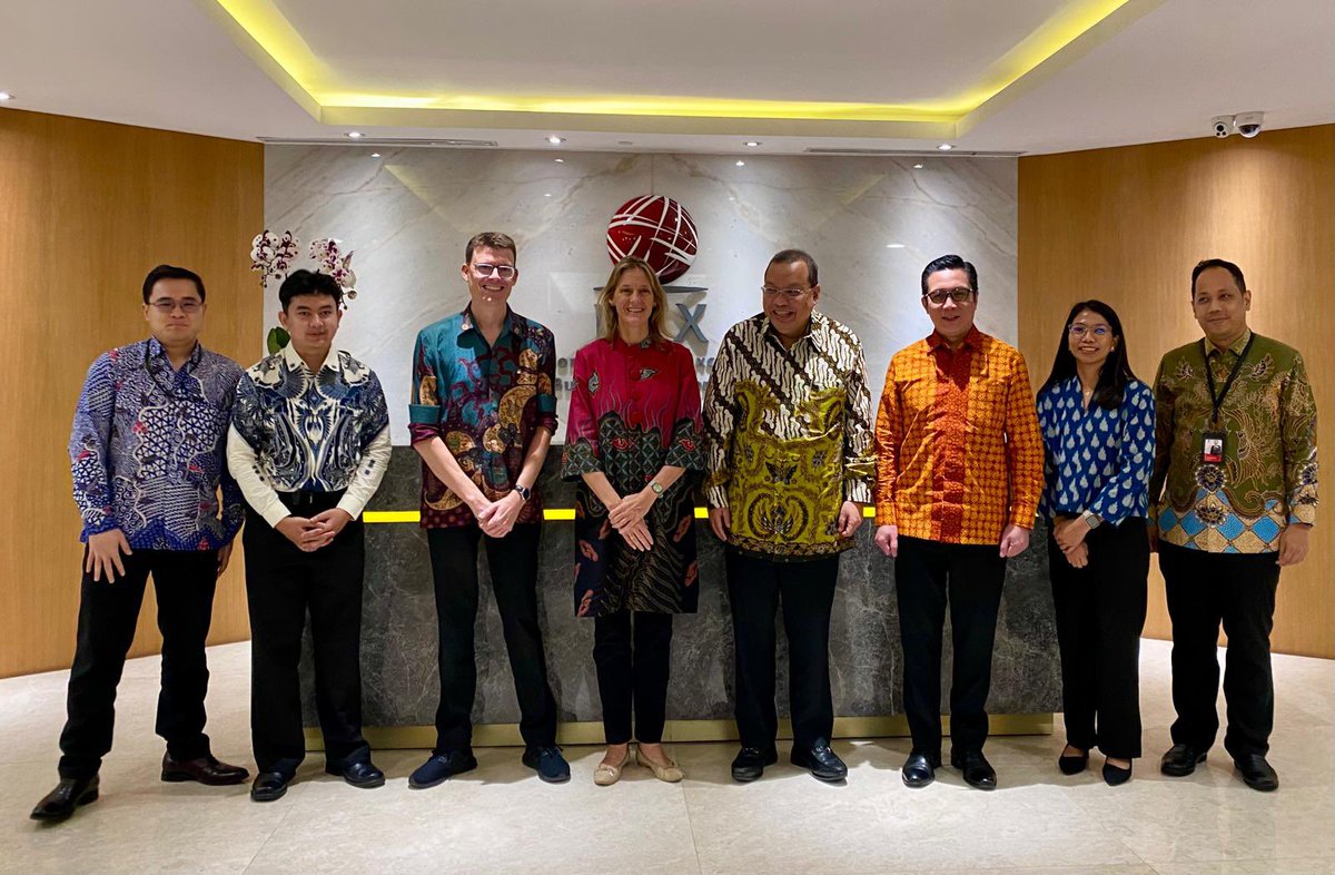 .<a href="/NLinIndonesia/">NL Embassy Indonesia</a> <a href="/uni_eropa/">EU in Indonesia</a> met <a href="/IDX_BEI/">IDX</a> to discuss 🇮🇩🇳🇱🇪🇺cooperation on carbon pricing.
IDX CEO Iman Rachman &amp; team shared the experiences of IDXCarbon in int'l carbon trading.
@ourplanet_eu sees 🇮🇩 as a priority partner to collaborate on developing domestic&amp; int'l carbon markets