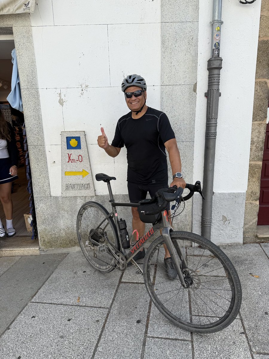 Alex22noalcom's tweet photo. @MashiRafael Uno de los tantos feliz de la vida viajando,mientras que en la peni,el otro esta pagando por las sentencias de otros.para la foto ,y fuera de la foto. https://t.co/PXY1DcoPEw