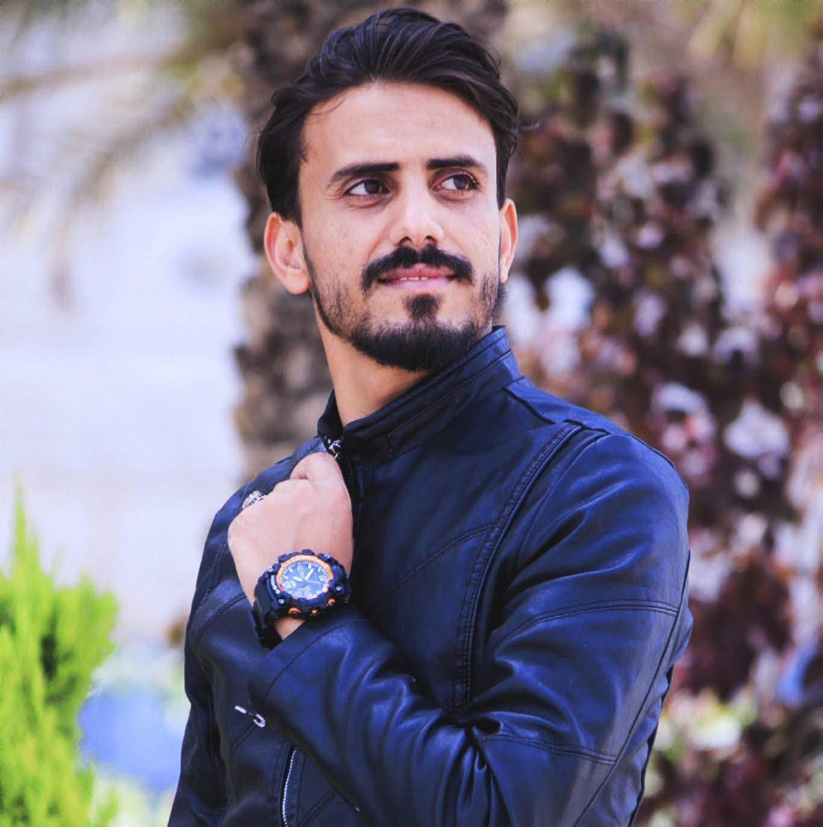 والله يا أستاذ حسن، إحنا معك قلبًا وقالبًا، وكل الشعب اليمني يحبك ويحترمك، ويعرف قد إيش كنت سند وضحكة في قلوبنا، وأعنت ناس كثير بدون ما تنتظر مقابل. واليوم لما الظروف جارت عليك، إحنا واقفين معك صف واحد، وما نرضى نشوفك محتاج. الرجال العظماء ما تكسرهم الأيام.
#حسن_الجفري