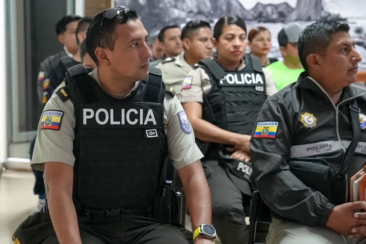 ABG_galapagos's tweet photo. Dentro de lo expuesto, también se motivó al personal policial a unir esfuerzos para trabajar por la protección de los ecosistemas insulares.  

#ElNuevoEcuador
#SomosBioseguridadParaGalápag https://t.co/OdVFw2UDJh