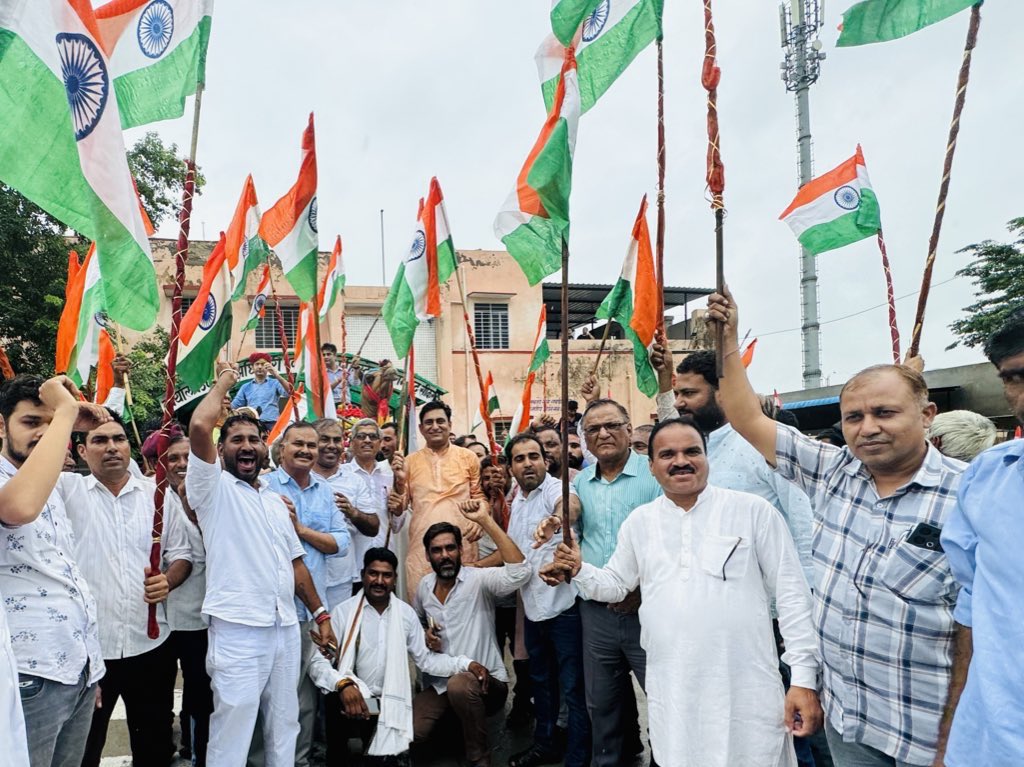 आप सभी को स्वतंत्रता दिवस की हार्दिक शुभकामनाएँ।
मेरी कामना है कि यह सुअवसर सभी देशवासियों के जीवन में नया जोश और नई स्फूर्ति लेकर आए, जिससे विकसित भारत के निर्माण को नई गति मिले। जय हिंद !! 🇮🇳🇮🇳
#IndependenceDay #स्वतंत्रतादिवस2025