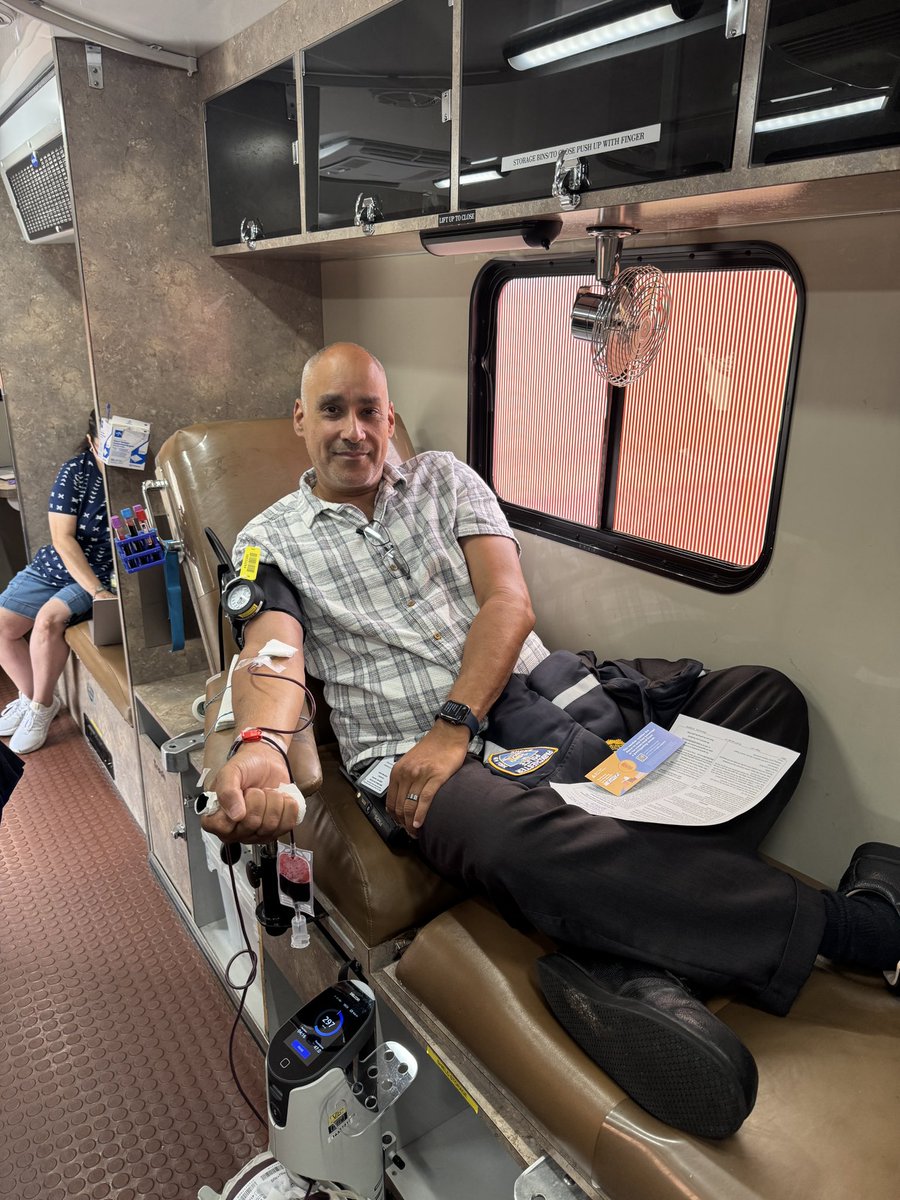 ParkchesterPD's tweet image. Saving lives, one pint at a time ❤️🩸 Every drop counts, every donor matters. Thank you to everyone who rolled up their sleeves and made a difference today! 💪 #BloodDrive #GiveTheGiftOfLife #BeAHero #DonateBloodSaveLives