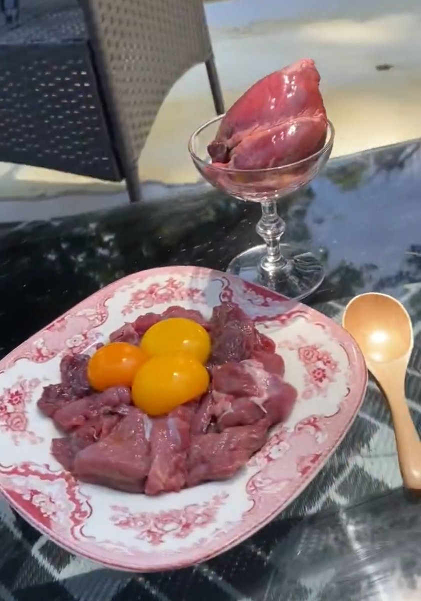 MelGibsonFan083's tweet photo. My 17 year old girlfriend smoked a deer when I was teaching her how to drive today but I'm making the most of it. Cheers 🥂 https://t.co/qLpqqIb0JV