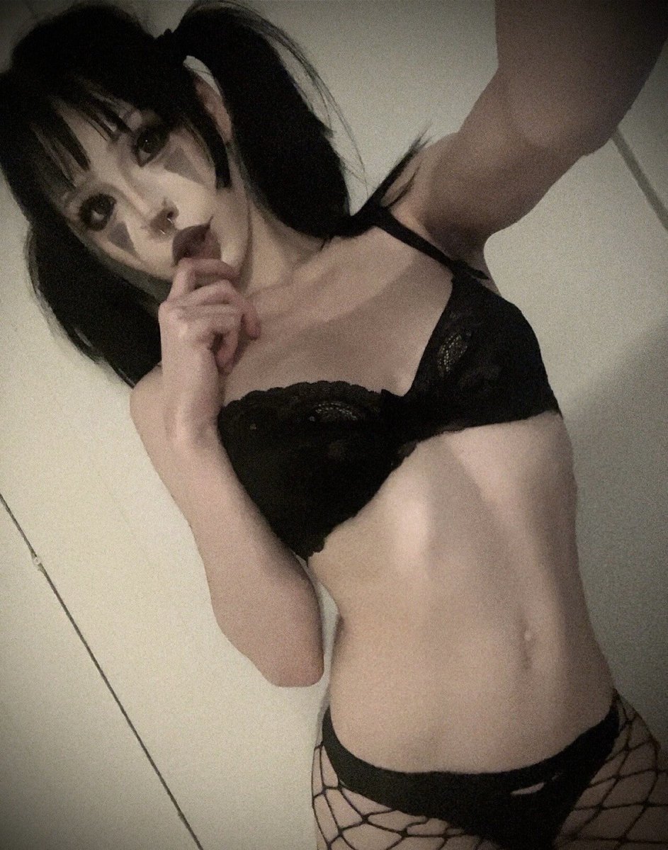 Isatbell's tweet photo. can i be ur favorite clown girl ? <3
#goth #nsfw #nsfwtwt #horny https://t.co/kVATWTIKZS