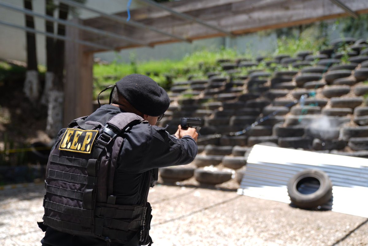 PNCdeGuatemala's tweet photo. Refuerzan capacitación en uso de armas no letales
Durante una capacitación que se realizó en el polígono de la Academia de la Policía Nacional Civil en la zona 6, policías de la División de Fuerzas Especiales de Policía #DIFEP y Guardias del Sistema Penitenciario https://t.co/OPqeI1BJBZ