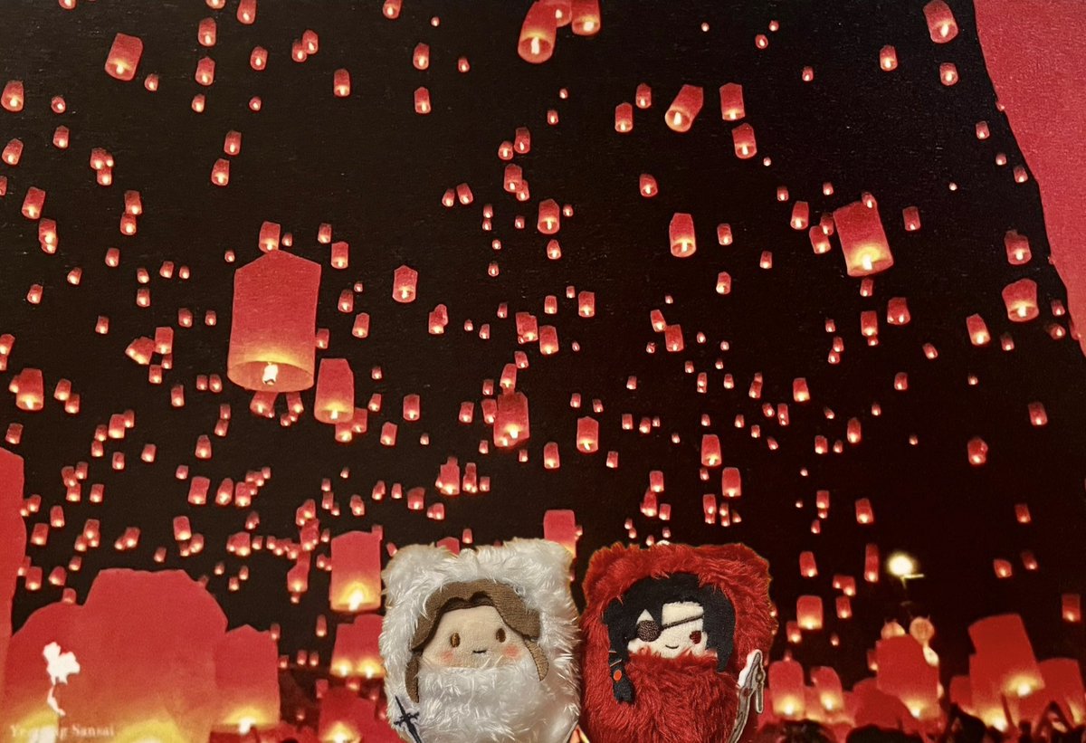 皆様のランタン祭りの画像が素敵で、でも近所にはそんなイベント無くて、憧れのあまり合成したw
持ってたランタン祭りの絵葉書と手持ちぬいで、お祭りに行った気分に🏮✨️w