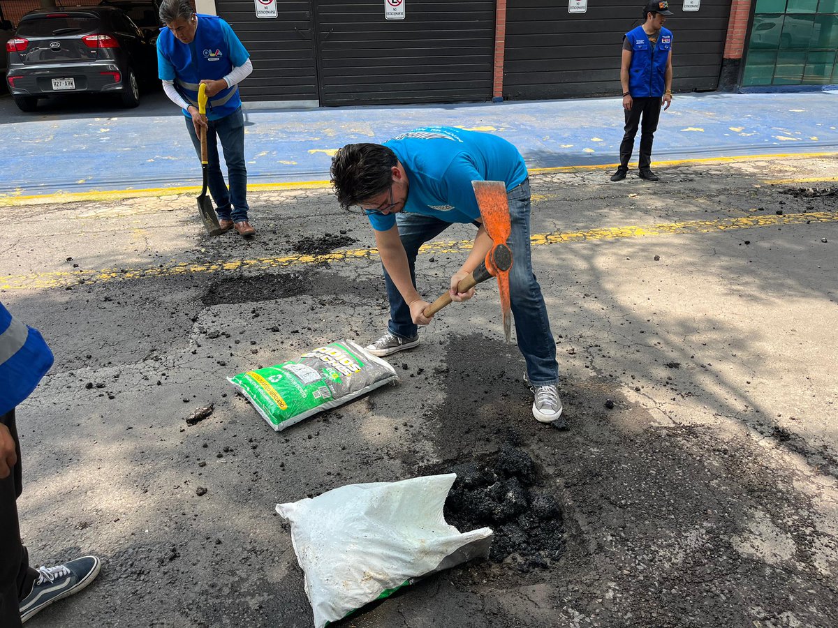 elmaugarcia's tweet photo. 🚧 Hoy salimos de nuevo a las calles y, con el apoyo del equipo de @biciescuelamhmx, tapamos 7 baches, incluyendo 2 sobre la ciclovía de Av. Horacio 🚴‍♂️
Así garantizamos la seguridad de quienes la usan diariamente y durante el #BiciConecta 💪🏼
En @AlcaldiaMHmx, como dice @mauriciotabe, hacemos las cosas y las hacemos bien.
#AntiBachesMH