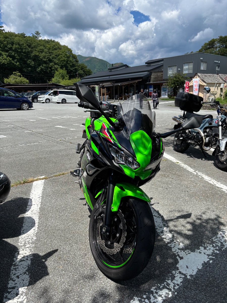 久しぶりのバイクで小菅へ。
走れば涼しくなってきました。