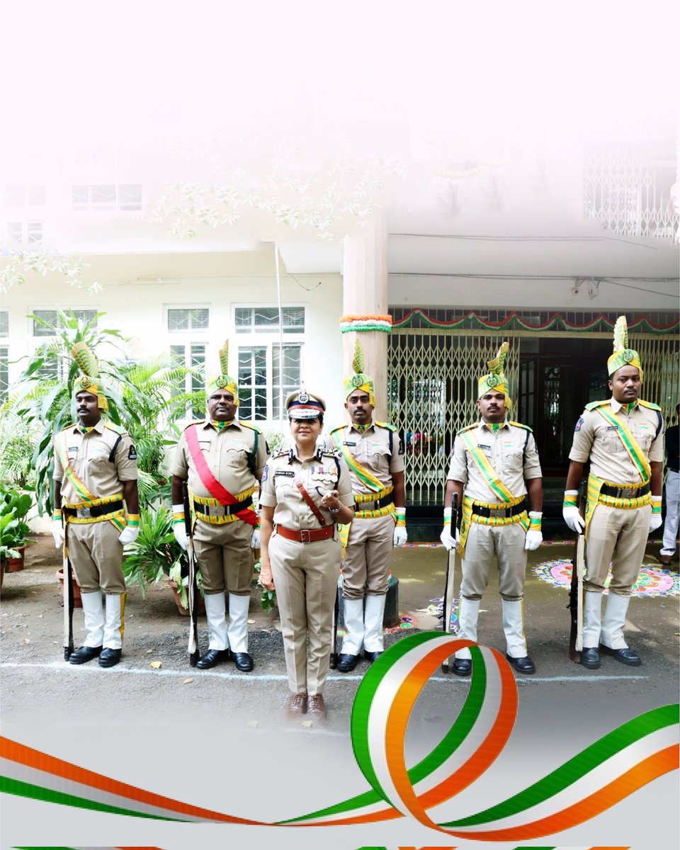 Shikhagoel_IPS's tweet image. When I was a kid, the morning of August 14th always meant a flag hoisting at school. 15th was always a holiday, but we still woke up early and someone would give us those little paper flags to pin to our shirts.

One of my earliest memories of Independence Day is sitting in front…