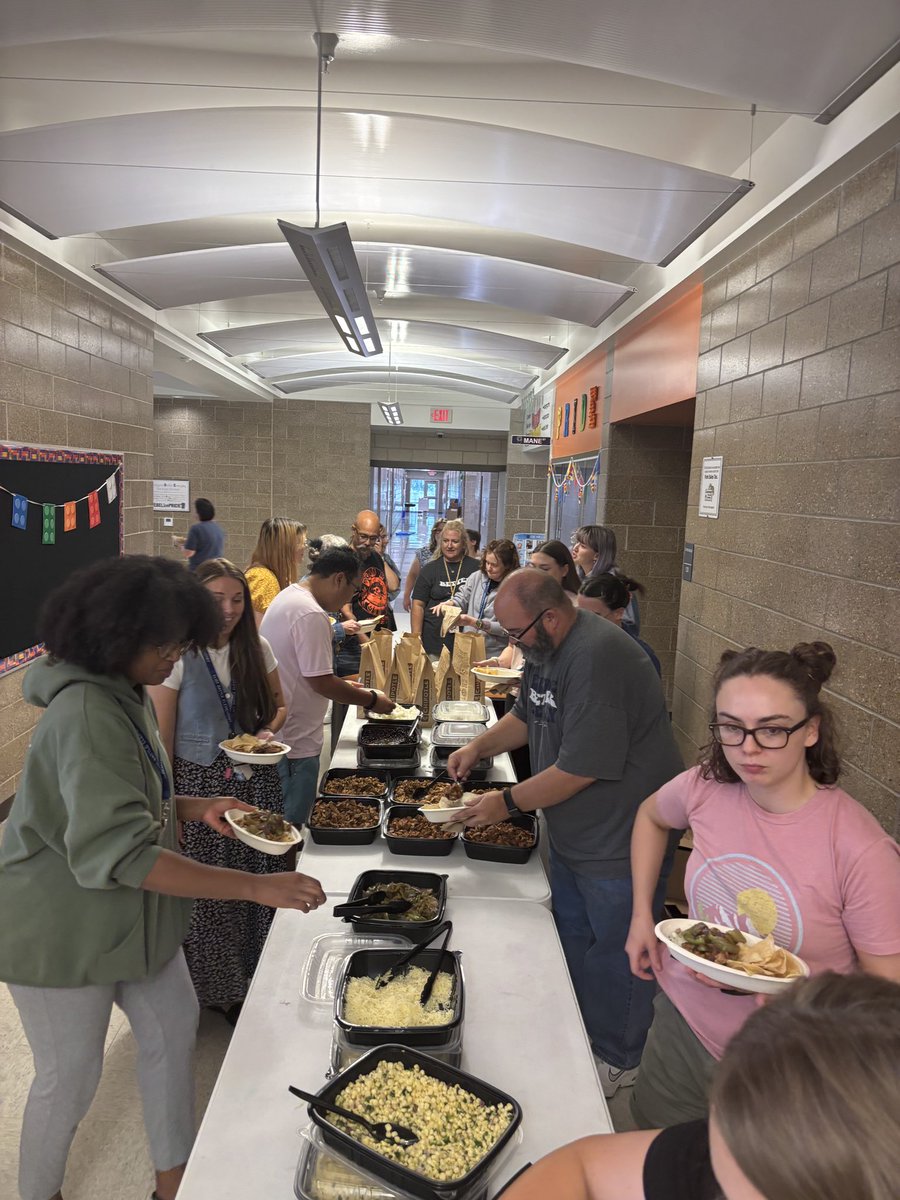 Nothing makes a day better than a build your own chipotle bowl can 🤤 just a quick break while teachers prepare for Meet The Teacher Night💙