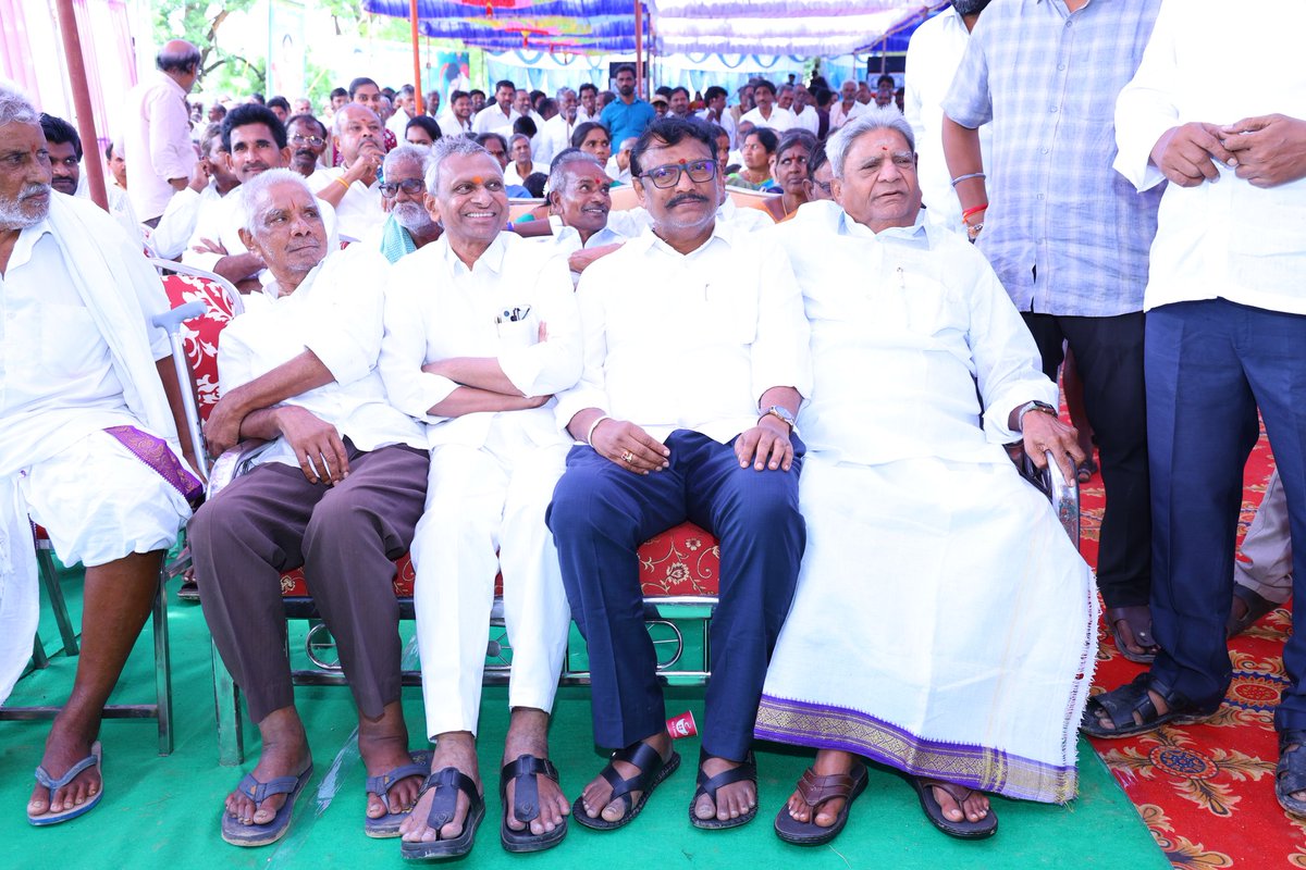 KandulaNR's tweet photo. అందరితో కలిసిపోయే గుణమున్న మహారాజు మా కందుల నారాయణరెడ్డి గారు.....
#markapuram
#exmlas
#kondareddy
#jankevenkatareddy
&
#mla
#kandulanarayanareddy
#anchanalacommittee
#member
#ap
#assmbly https://t.co/uBi2Uh3Hyv