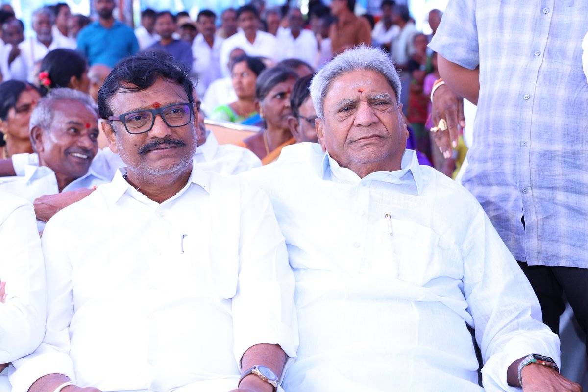 KandulaNR's tweet photo. అందరితో కలిసిపోయే గుణమున్న మహారాజు మా కందుల నారాయణరెడ్డి గారు.....
#markapuram
#exmlas
#kondareddy
#jankevenkatareddy
&
#mla
#kandulanarayanareddy
#anchanalacommittee
#member
#ap
#assmbly https://t.co/uBi2Uh3Hyv