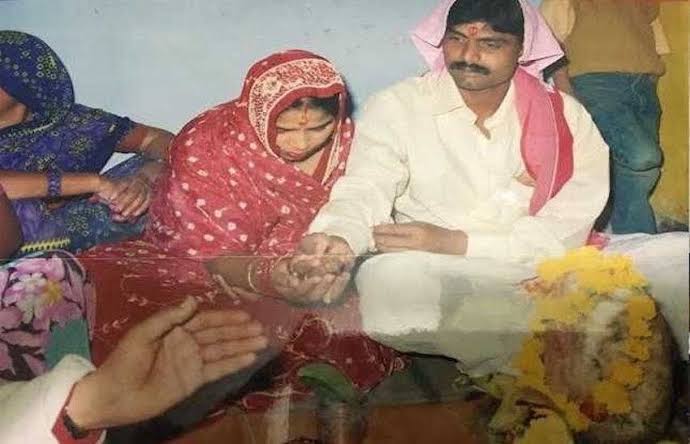 poojaplofficial's tweet image. एक वोट बैंक को खुश करने के लिए मुझे सजा दी गई 
मैने सालों तक जिस कुख्यात माफिया के खिलाफ दिन रात संघर्ष किया उसने मेरी 7 दिन में दुनिया उजाड़ दी मेरा पति छीन लिया मुझे डर के साए में ढकेलने की कोशिश  की जब मै तब नहीं झुकी तो अब  क्यों सच बोलने से हार मान लूं  ?