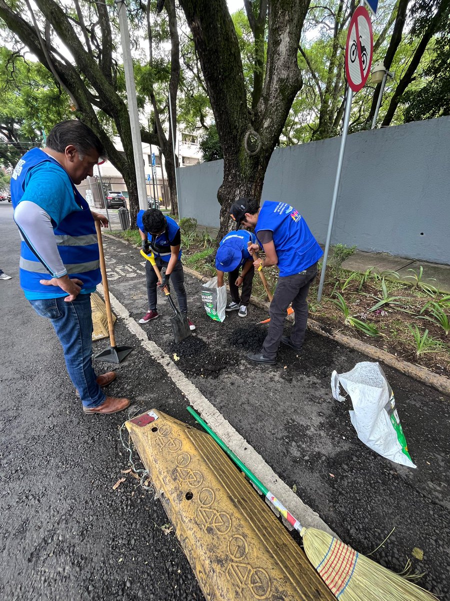 BiciEscuelaMHmx's tweet photo. 🚴‍♂️ Contribuimos a la seguridad vial de quienes pedalean diariamente en @AlcaldiaMHmx.
Hoy, junto a #AntiBachesMH, tapamos 7 baches, incluidos 2 sobre la ciclovía de Av. Horacio, mejorando las condiciones para el uso seguro de la bicicleta y el #BiciConecta 🚧
@mauriciotabe https://t.co/3ekyaZY5VK