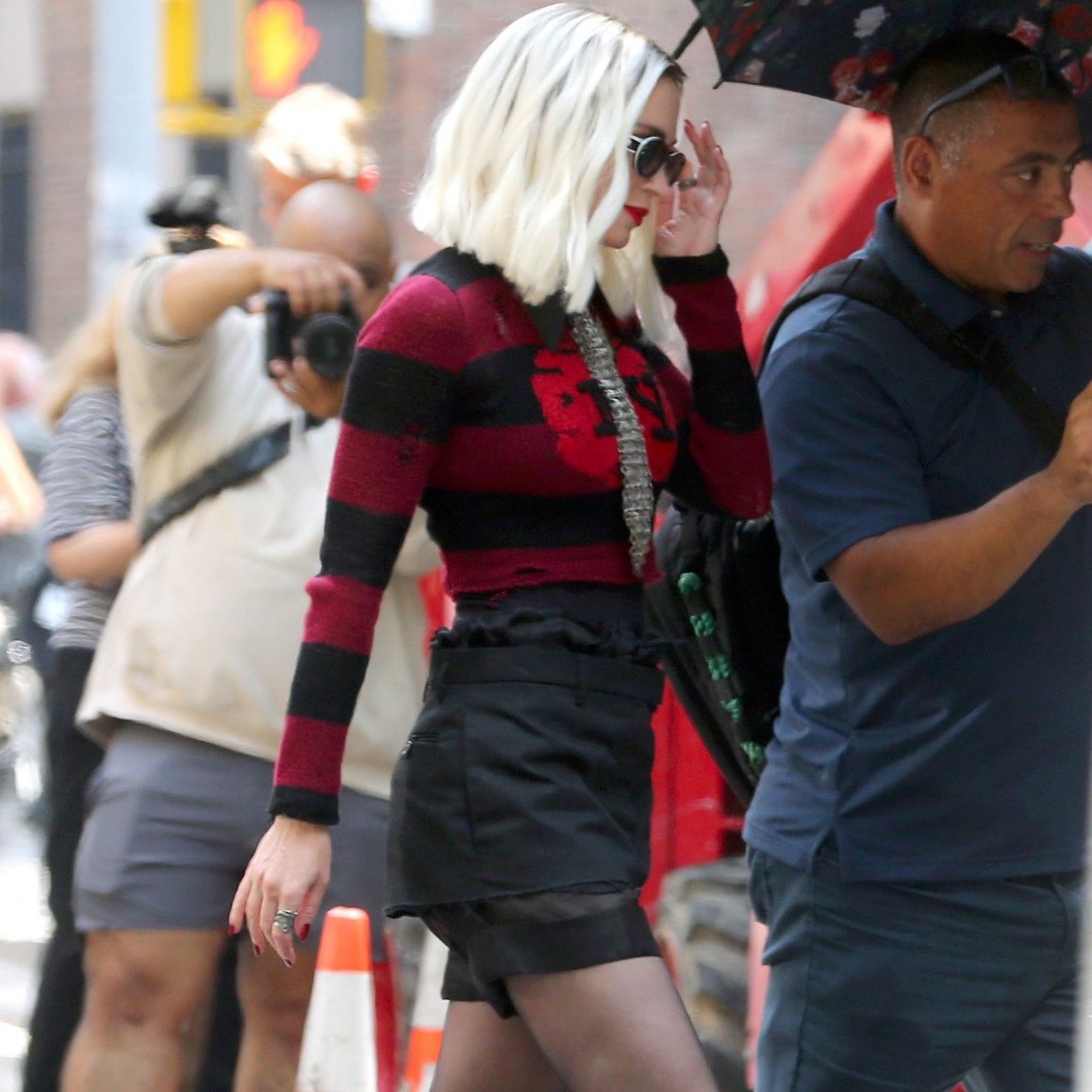 Blunt_Source's tweet photo. Emily Blunt on the set of "The Devil Wears Prada 2" today, 14, in New York.
Emily gonna be so sexy I can’t wait. 
#dwp2 https://t.co/YDLuoW6hYb