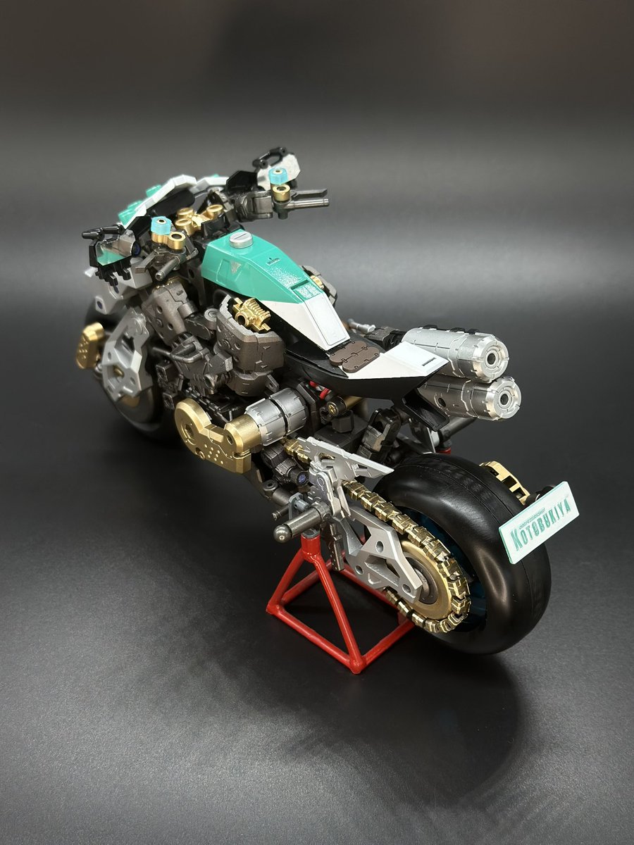 tettun_34's tweet photo. 初めてのブキヤバイクできました♪
ラピッドバスター(仮)

30MLバイクでやってきたことフル投入｡
ラピッドレイダーベースでほぼコトブキヤパーツで構成｡
エキゾーストパイプとチェーン頑張った‼︎

ツリーに続きます。
1/3 https://t.co/5FxSi0w97o