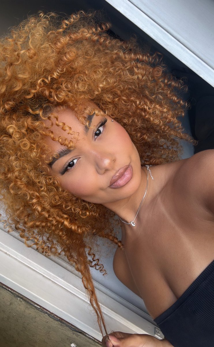 Gabriela Pina🪞 tweet media