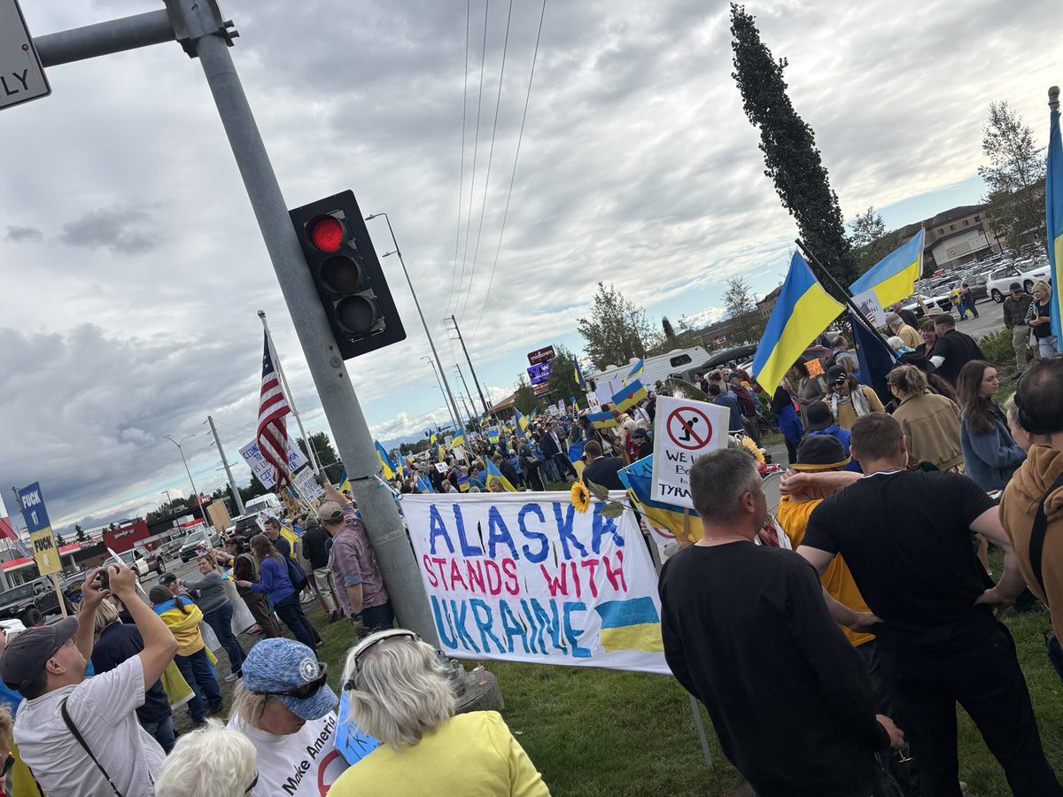 sentdefender's tweet image. Hundreds of Pro-Ukrainians are demonstrating near Ted Stevens Anchorage International Airport in Anchorage, Alaska tonight, awaiting the arrival of the Russian President Vladimir Putin, ahead of tomorrow’s meeting with U.S. President Donald J. Trump.