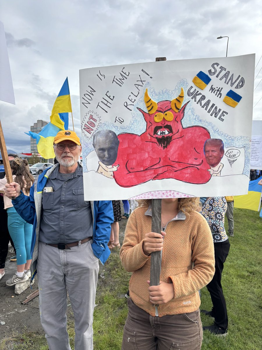 sentdefender's tweet image. Hundreds of Pro-Ukrainians are demonstrating near Ted Stevens Anchorage International Airport in Anchorage, Alaska tonight, awaiting the arrival of the Russian President Vladimir Putin, ahead of tomorrow’s meeting with U.S. President Donald J. Trump.