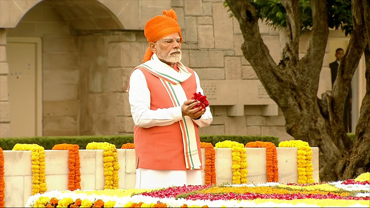 JogarampatelMLA's tweet photo. प्रधानमंत्री श्री @narendramodi जी ने आज 79वें स्वतंत्रता दिवस के अवसर पर दिल्ली स्थित राजघाट पर पूज्य बापू को श्रद्धांजलि अर्पित की।

 #IndependenceDay2025 https://t.co/5X2VYByt6j