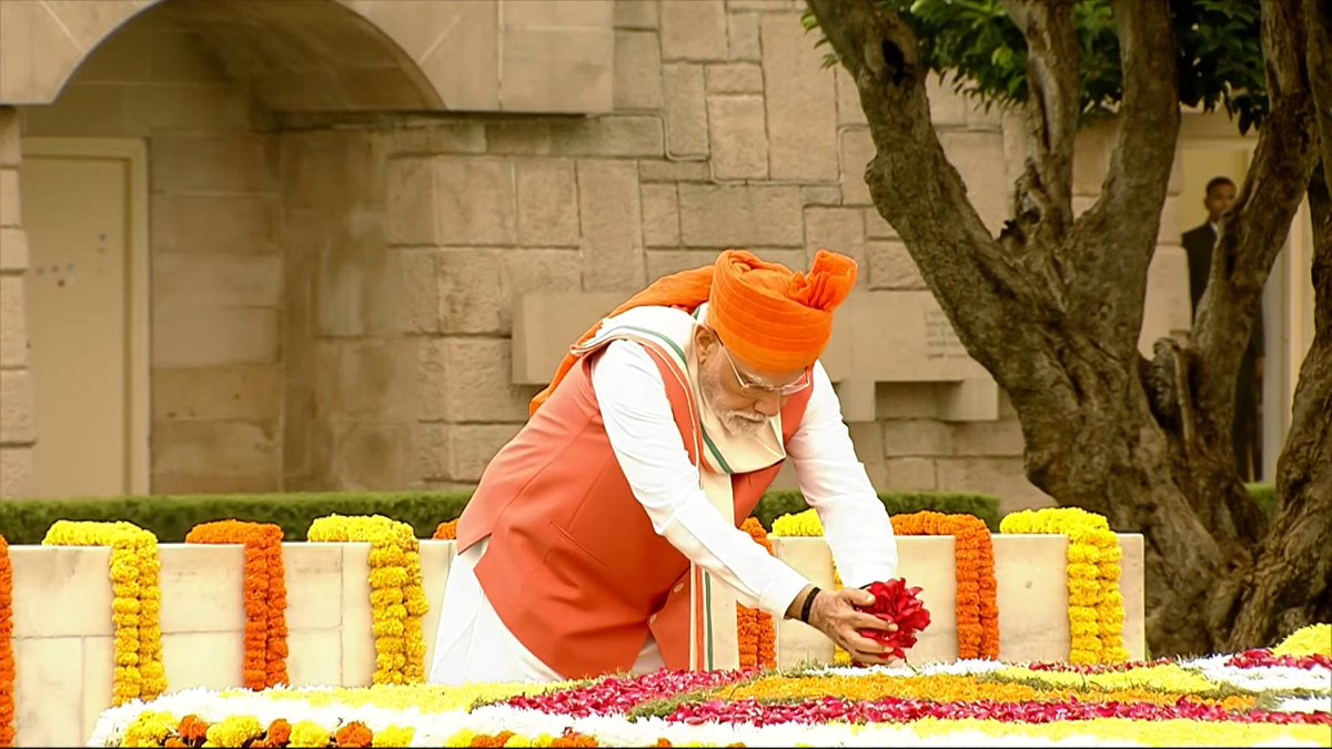 JogarampatelMLA's tweet photo. प्रधानमंत्री श्री @narendramodi जी ने आज 79वें स्वतंत्रता दिवस के अवसर पर दिल्ली स्थित राजघाट पर पूज्य बापू को श्रद्धांजलि अर्पित की।

 #IndependenceDay2025 https://t.co/5X2VYByt6j