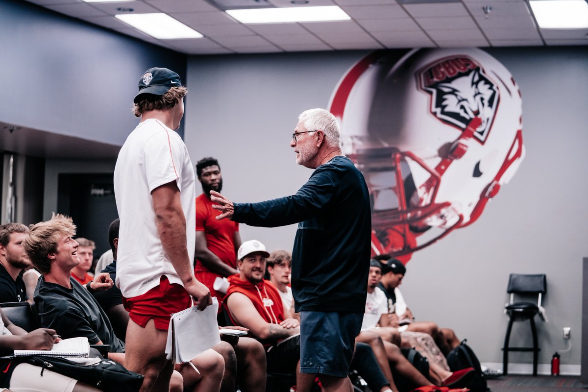 UNMLoboFB's tweet photo. Thank you @HolyNutmeg for stopping by and speaking to our team! 👏

#GoLobos | 🐺⬆️ https://t.co/bI4Nzn5xD3