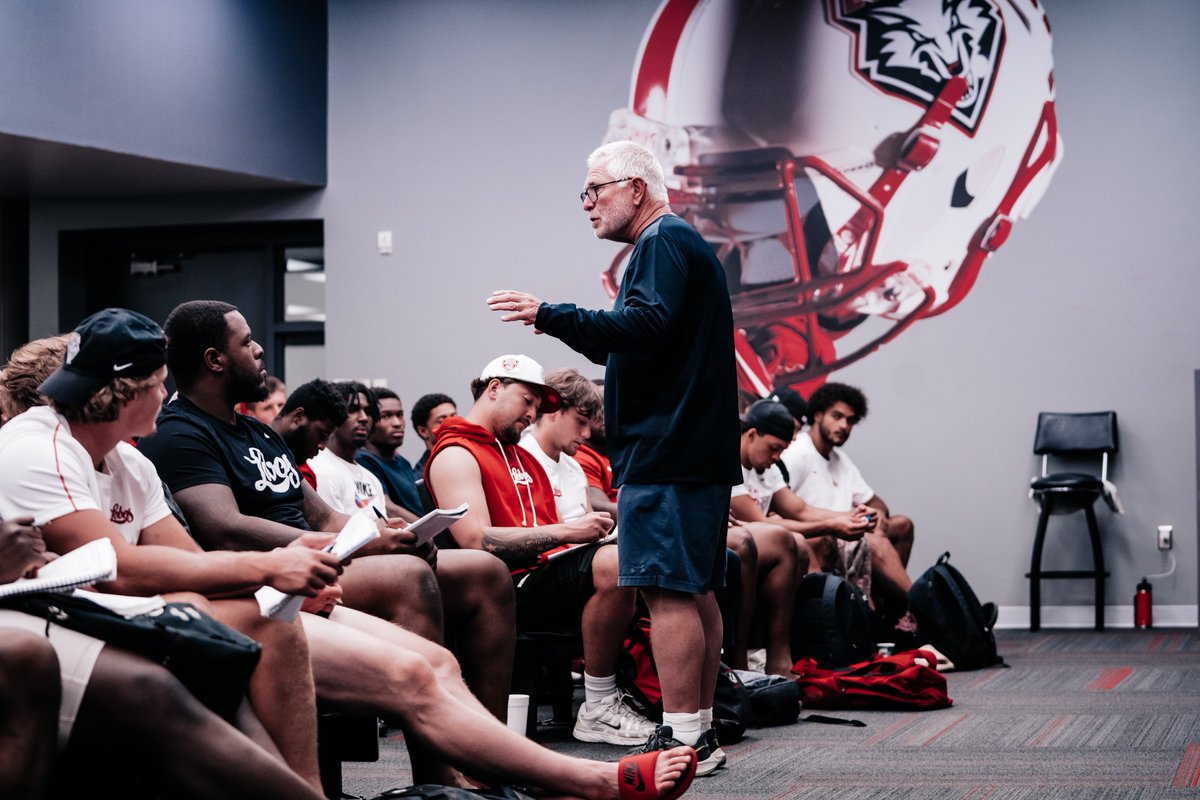 UNMLoboFB's tweet photo. Thank you @HolyNutmeg for stopping by and speaking to our team! 👏

#GoLobos | 🐺⬆️ https://t.co/bI4Nzn5xD3